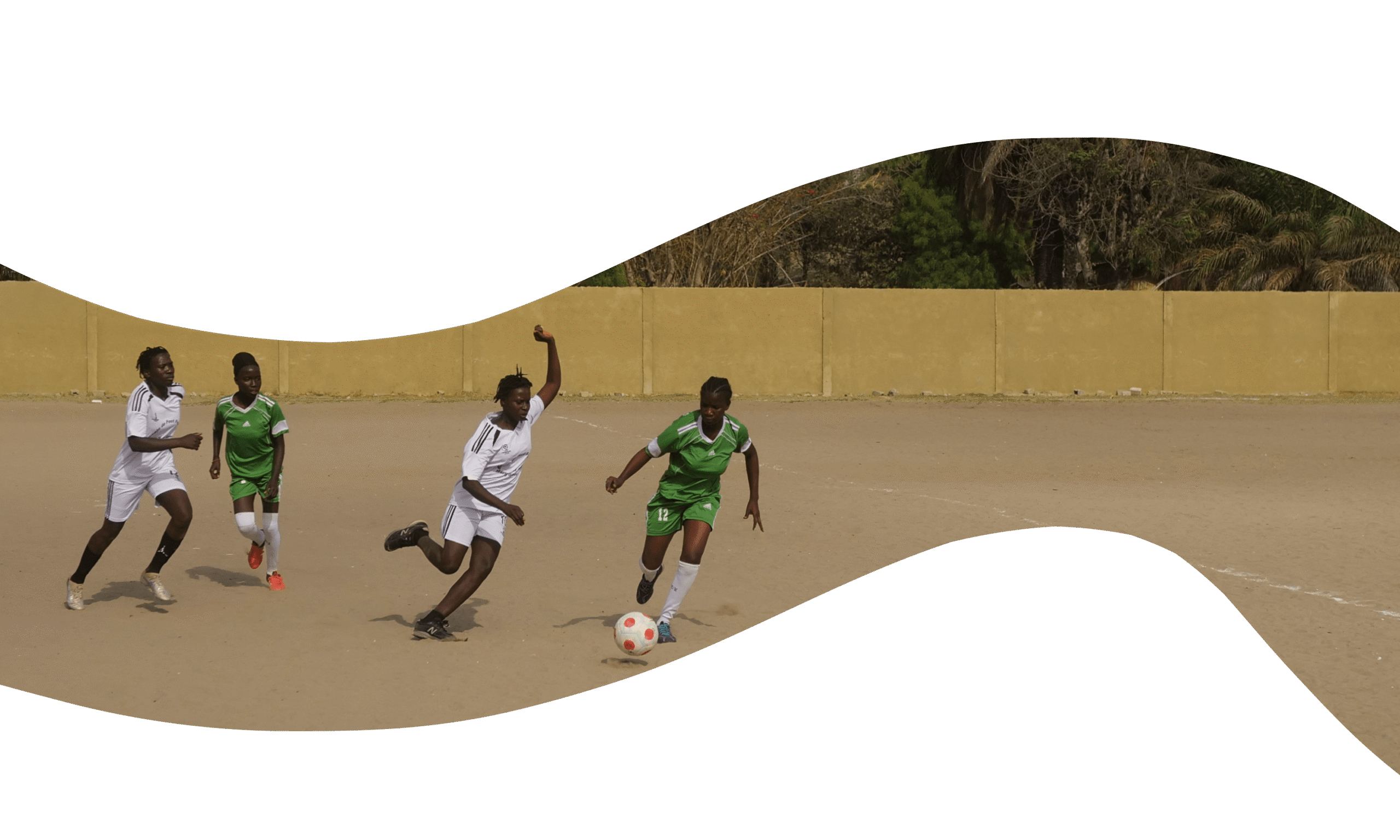 Vier junge Frauen spielen Fußball in Senegal.